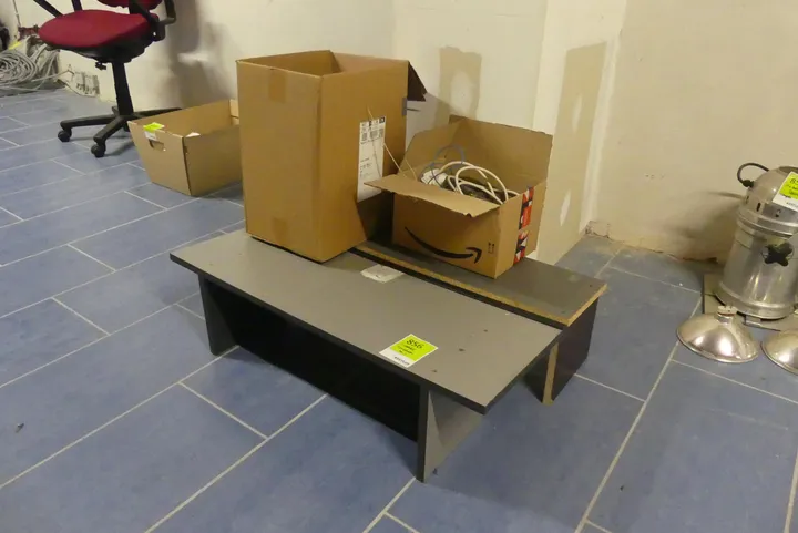 2x Podest mit 2x Karton und Inhalt (Technik, Kabel)
